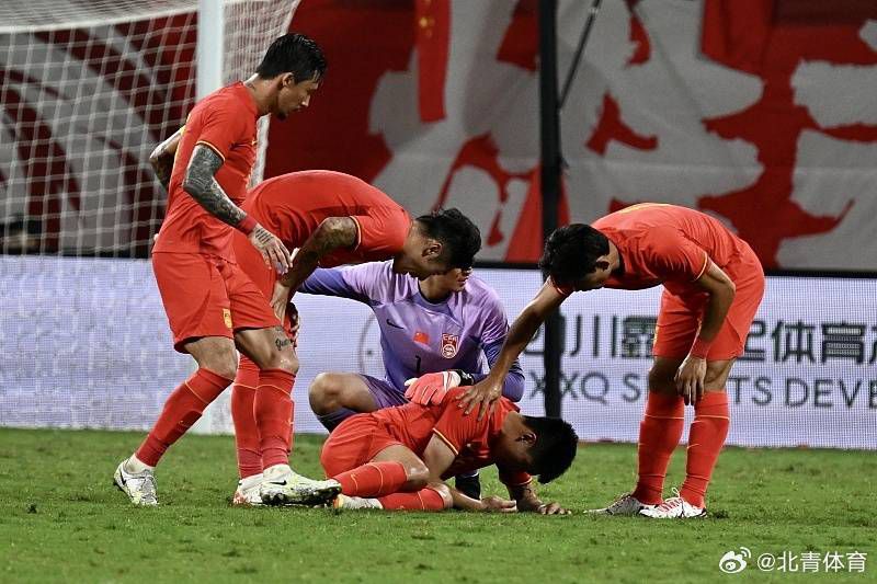 天空体育预测比分：狼队1-2伯恩利卢顿0-1阿森纳布莱顿0-0布伦特福德水晶宫0-2伯恩茅斯富勒姆1-1诺丁汉森林谢菲尔德联1-3利物浦阿斯顿维拉2-1曼城曼联1-2切尔西女足欧冠2025年扩军实行新赛制，引入第二级赛事欧足联官方消息，女足欧冠2025/26赛季开始扩军并实行新赛制，同时增加二级俱乐部赛事。